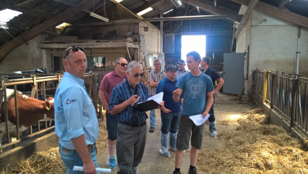 Team discussing the system on the Janssen farm with CRVs Joost Klein Verenbrink